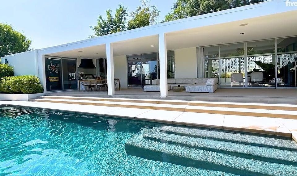 Pasadena, California, 91105, United States, 3 Bedrooms Bedrooms, ,3 BathroomsBathrooms,Residential,Active,2027767