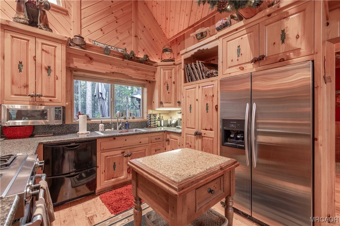 Big Bear Lake, California, 92315, United States, 4 Bedrooms Bedrooms, ,3 BathroomsBathrooms,Residential,Active,1933894