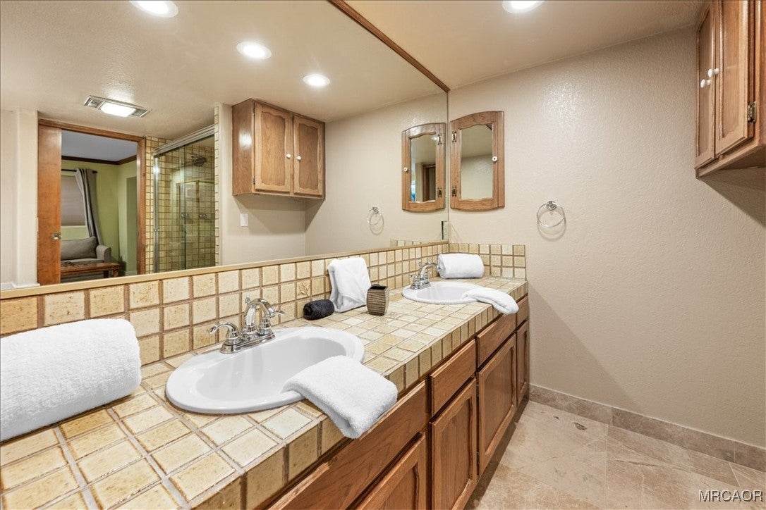 Lake Arrowhead, California, 92352, United States, 5 Bedrooms Bedrooms, ,3 BathroomsBathrooms,Residential,Active,1944014