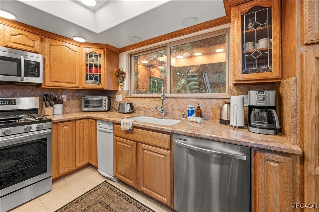 Lake Arrowhead, California, 92352, United States, 5 Bedrooms Bedrooms, ,3 BathroomsBathrooms,Residential,Active,1944014