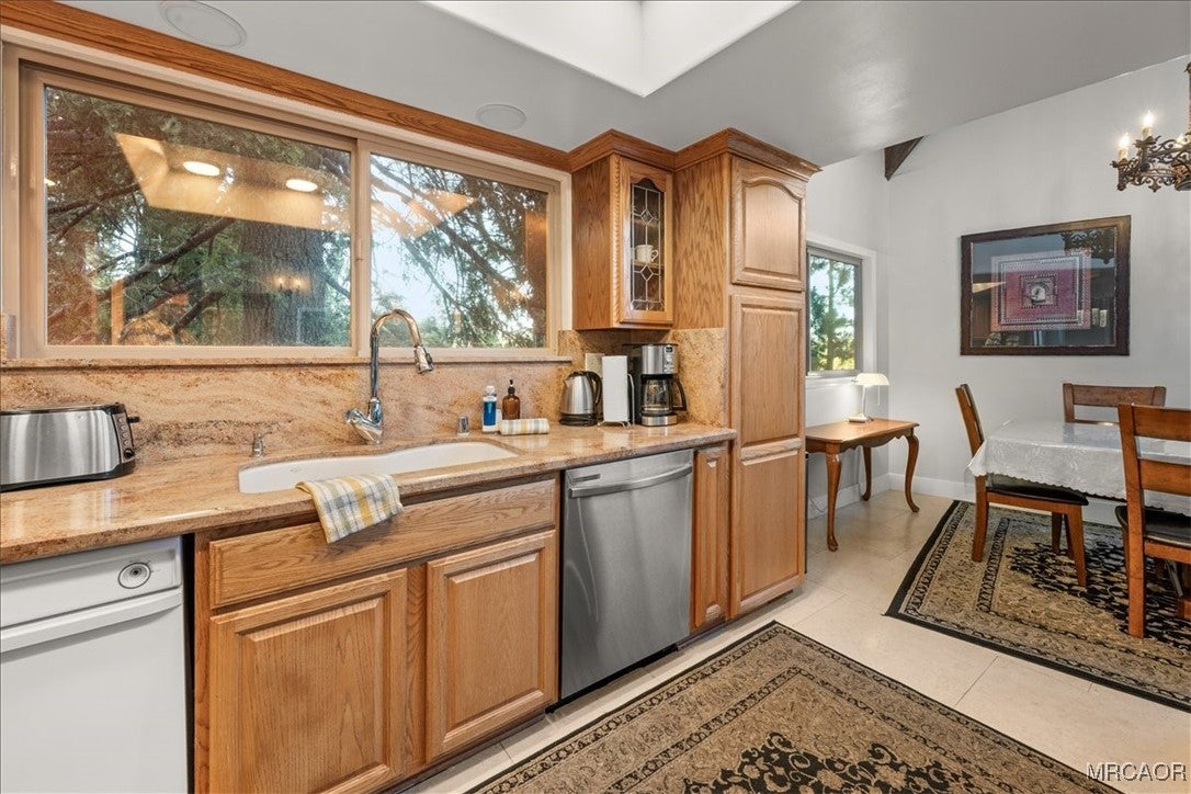 Lake Arrowhead, California, 92352, United States, 5 Bedrooms Bedrooms, ,3 BathroomsBathrooms,Residential,Active,1944014