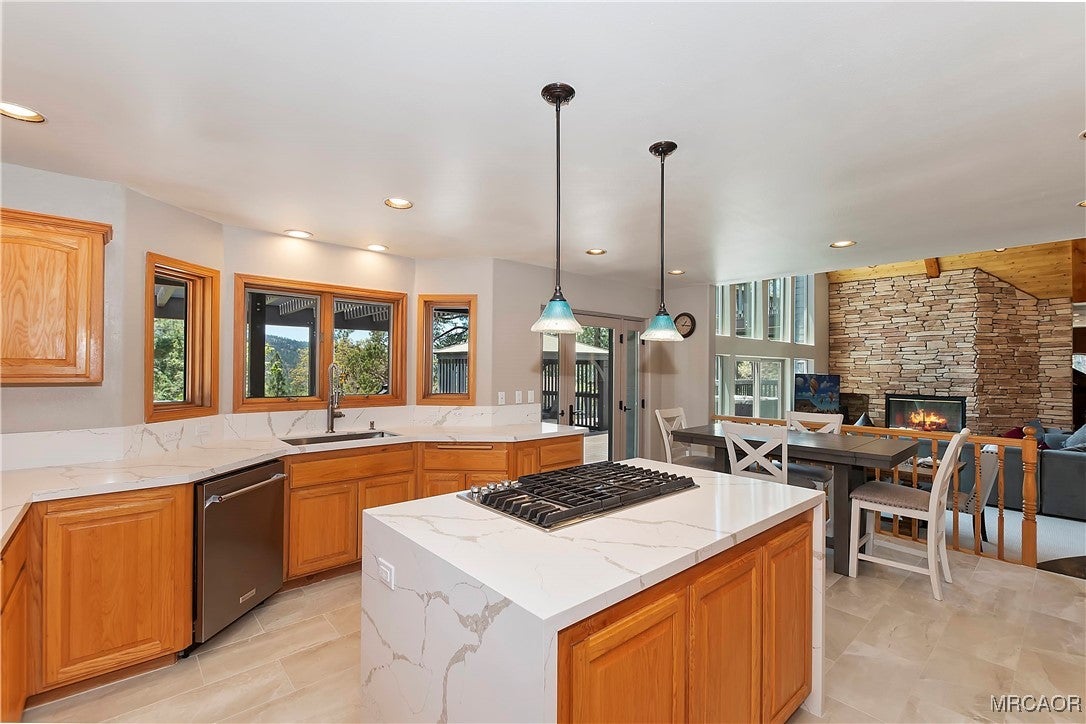 Big Bear City, California, 92314, United States, 4 Bedrooms Bedrooms, ,5 BathroomsBathrooms,Residential,Active,2006841