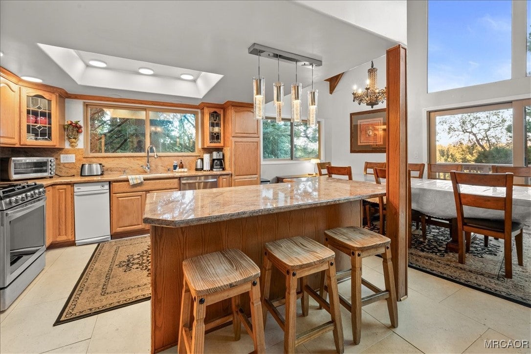 Lake Arrowhead, California, 92352, United States, 5 Bedrooms Bedrooms, ,3 BathroomsBathrooms,Residential,Active,1944014