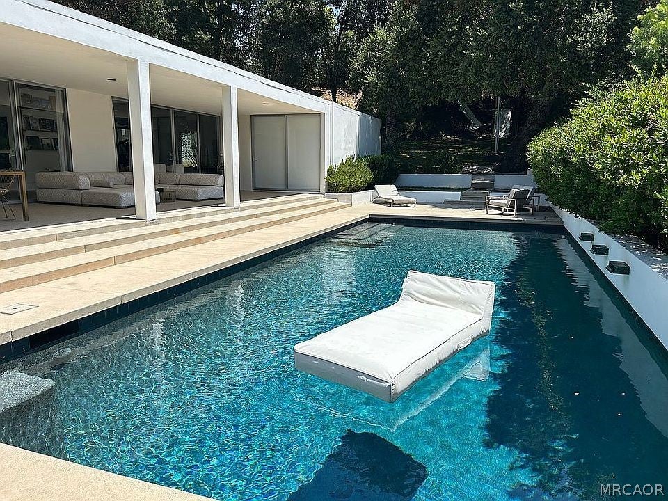 Pasadena, California, 91105, United States, 3 Bedrooms Bedrooms, ,3 BathroomsBathrooms,Residential,Active,2027767