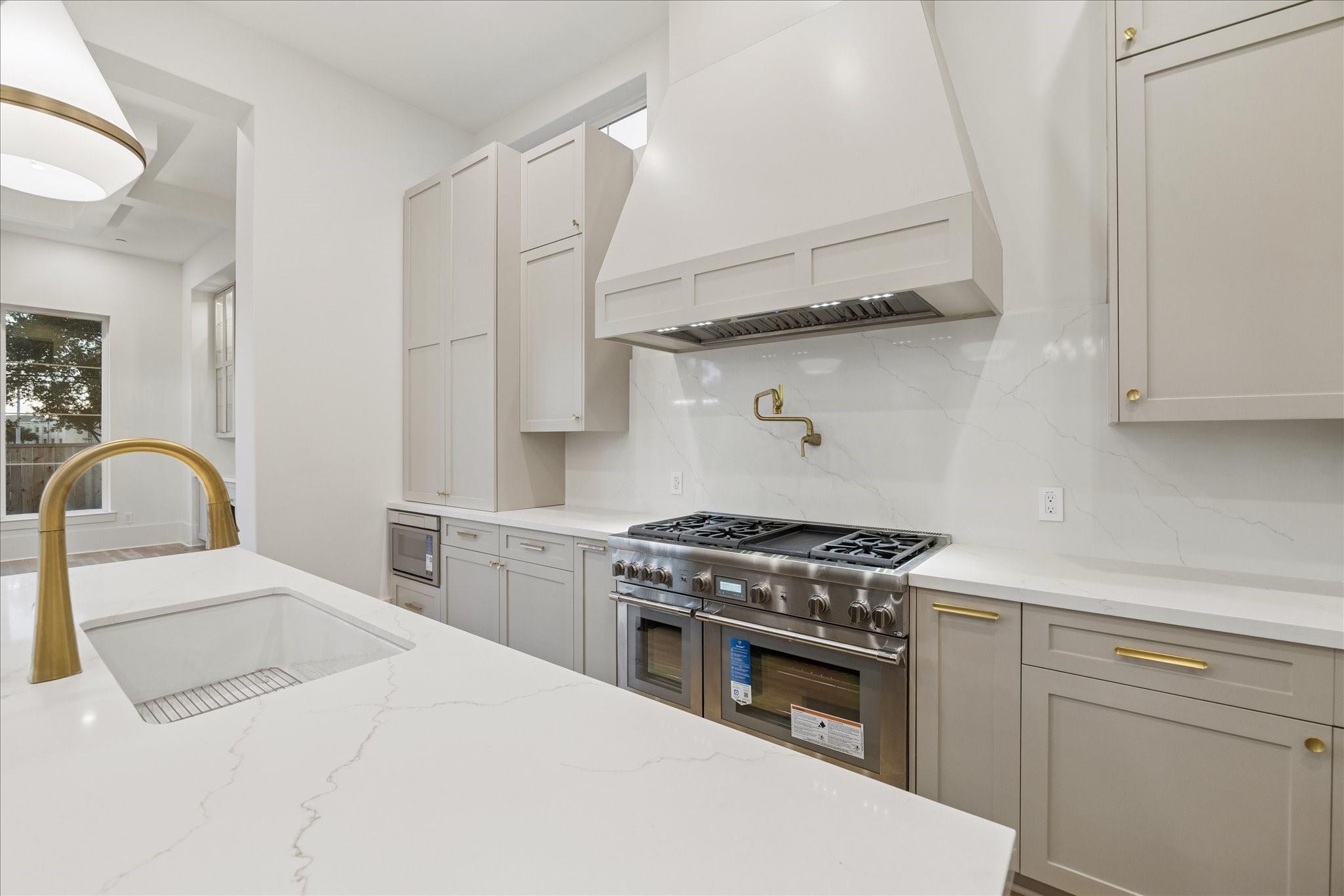 Bellaire, Texas, 77401, United States, 4 Bedrooms Bedrooms, ,6 BathroomsBathrooms,Residential,Pending,2001061