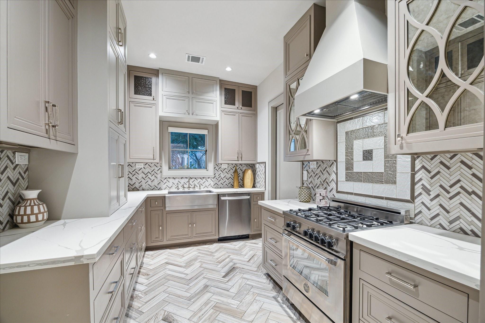 Sugar Land, Texas, 77479, United States, 6 Bedrooms Bedrooms, ,9 BathroomsBathrooms,Residential,Active,1820359