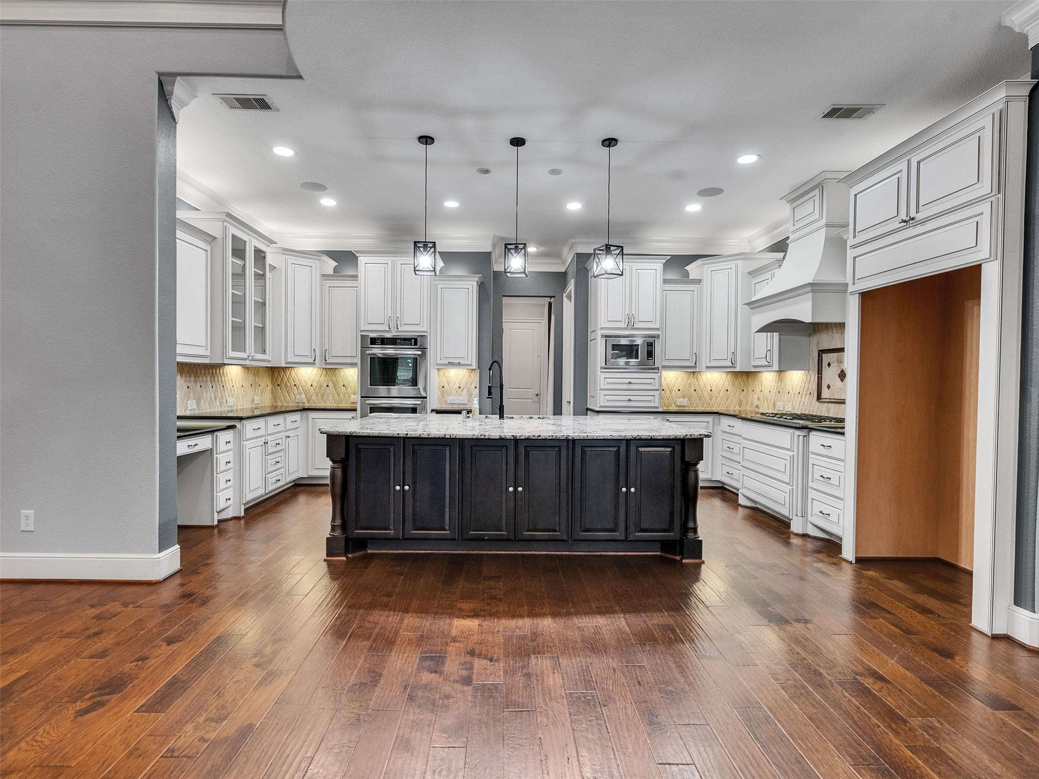 Friendswood, Texas, 77546, United States, 5 Bedrooms Bedrooms, ,5 BathroomsBathrooms,Residential,Active,1971772