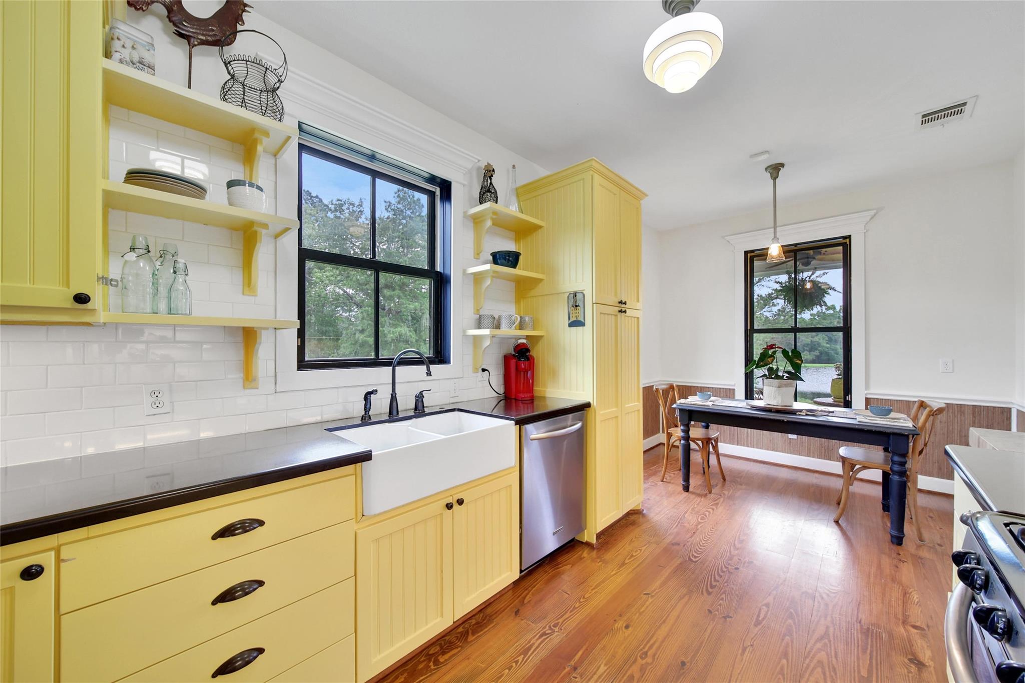 Montgomery, Texas, 77316, United States, 6 Bedrooms Bedrooms, ,8 BathroomsBathrooms,Residential,Active,1970955