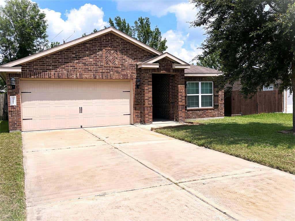 2207 TRACY LN, HIGHLANDS, TX 77562, photo 1 of 17