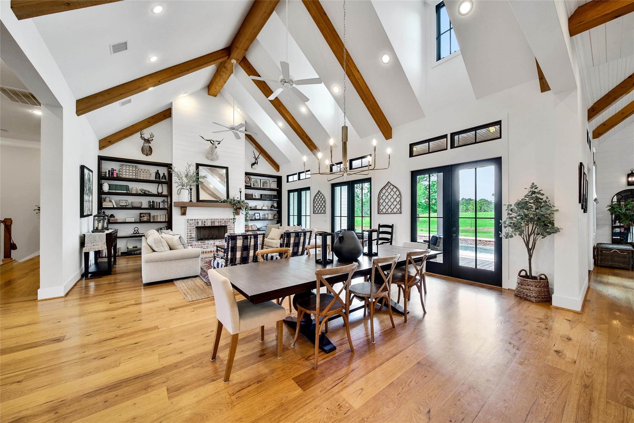 Montgomery, Texas, 77316, United States, 6 Bedrooms Bedrooms, ,8 BathroomsBathrooms,Residential,Active,1970955