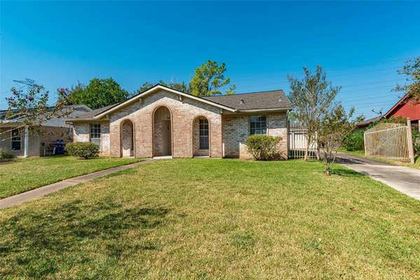 11810 AMBLEWOOD DR, MEADOWS PLACE, TX 77477, photo 3 of 37