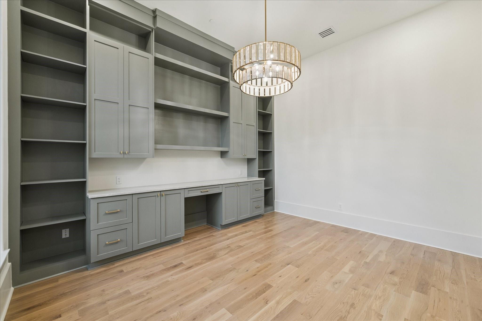 Bellaire, Texas, 77401, United States, 4 Bedrooms Bedrooms, ,6 BathroomsBathrooms,Residential,Pending,2001061