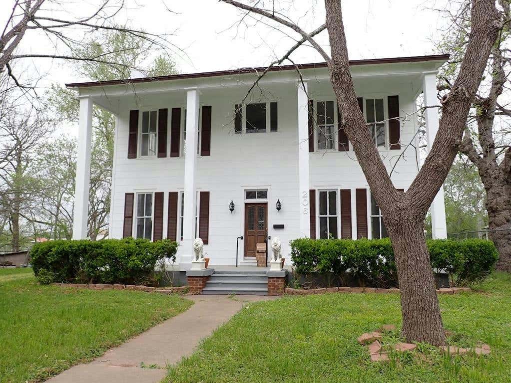 206 W 1ST ST, WHARTON, TX 77488, photo 1 of 28