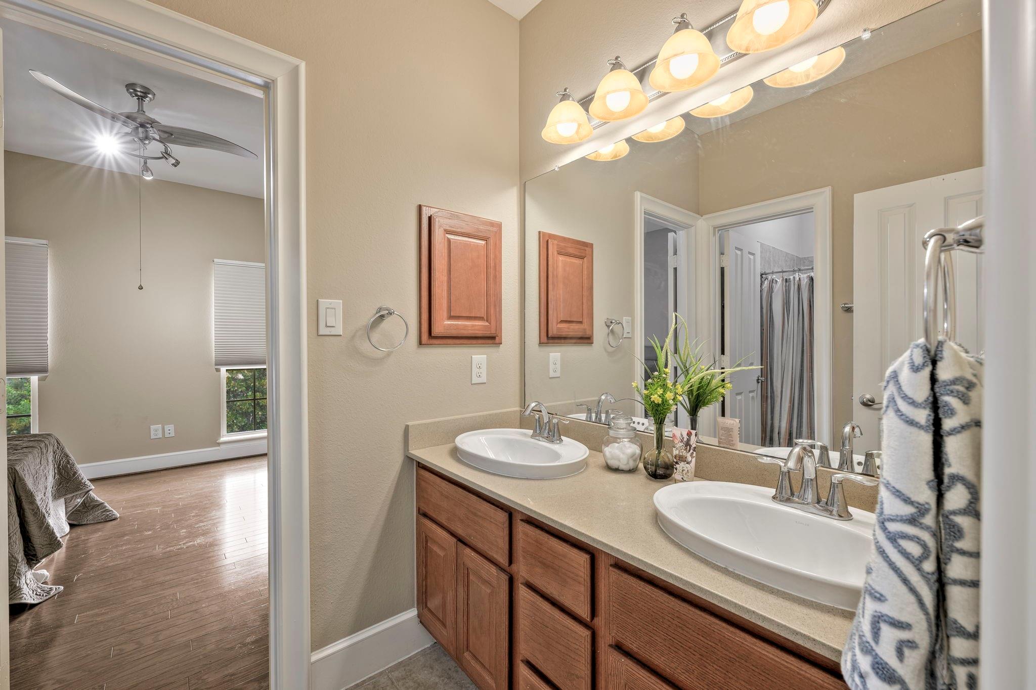 Houston, Texas, 77055, United States, 4 Bedrooms Bedrooms, ,4 BathroomsBathrooms,Residential,Active,1914629
