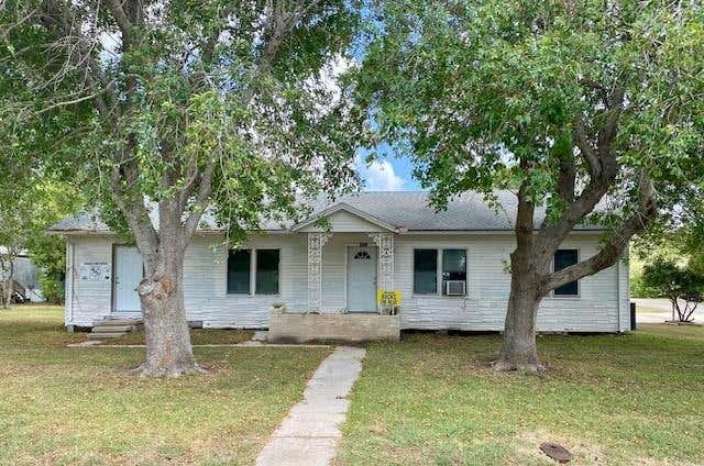 702 W CLEVELAND AVE, SEADRIFT, TX 77983, photo 1 of 18