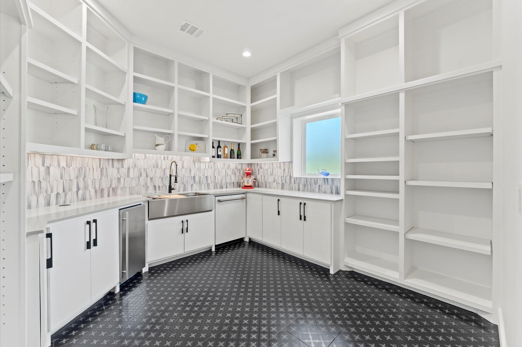 Montgomery, Texas, 77316, United States, 5 Bedrooms Bedrooms, ,7 BathroomsBathrooms,Residential,Active,1963409