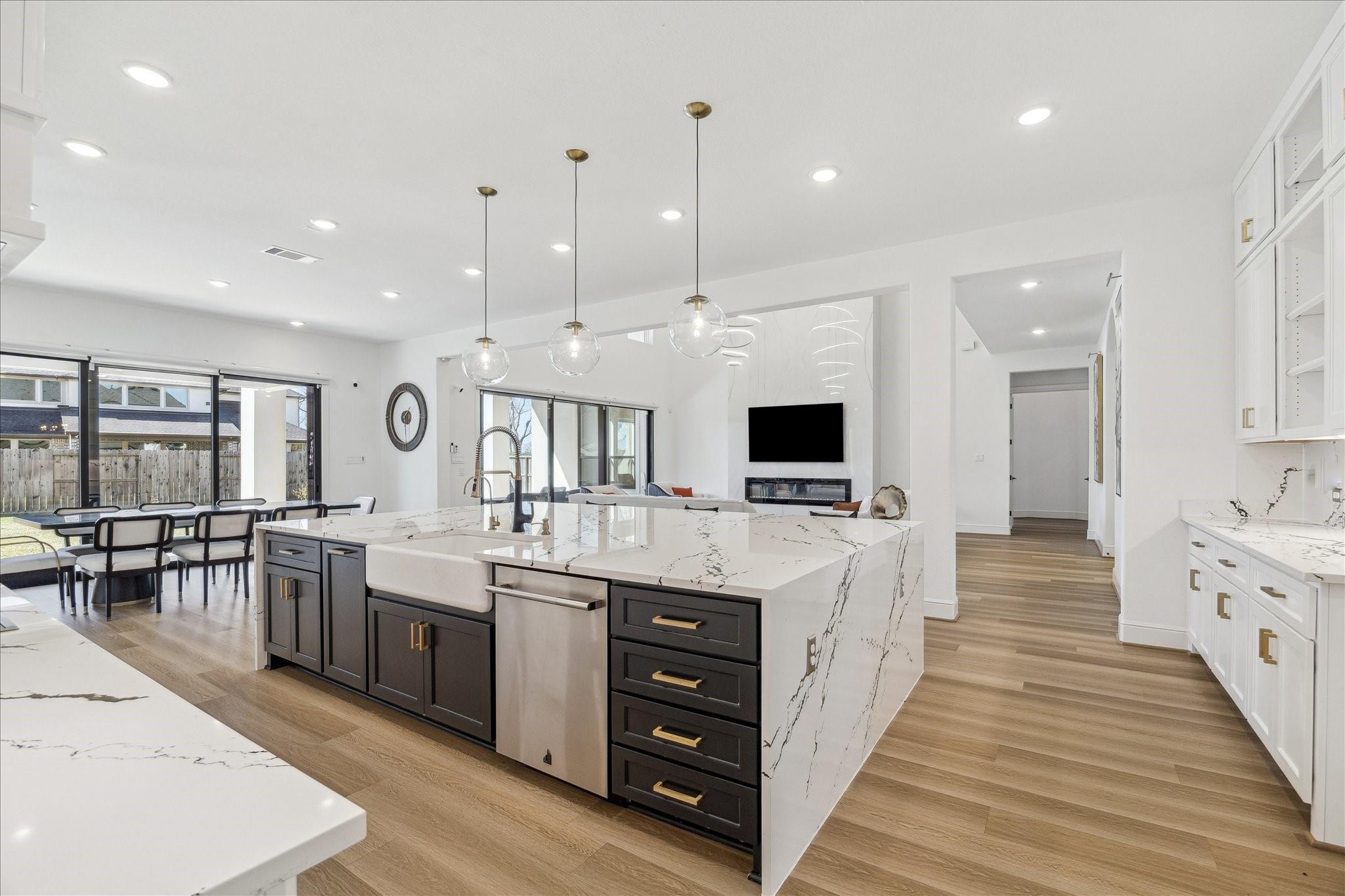 Sugar Land, Texas, 77459, United States, 5 Bedrooms Bedrooms, ,6 BathroomsBathrooms,Residential,Active,2012474