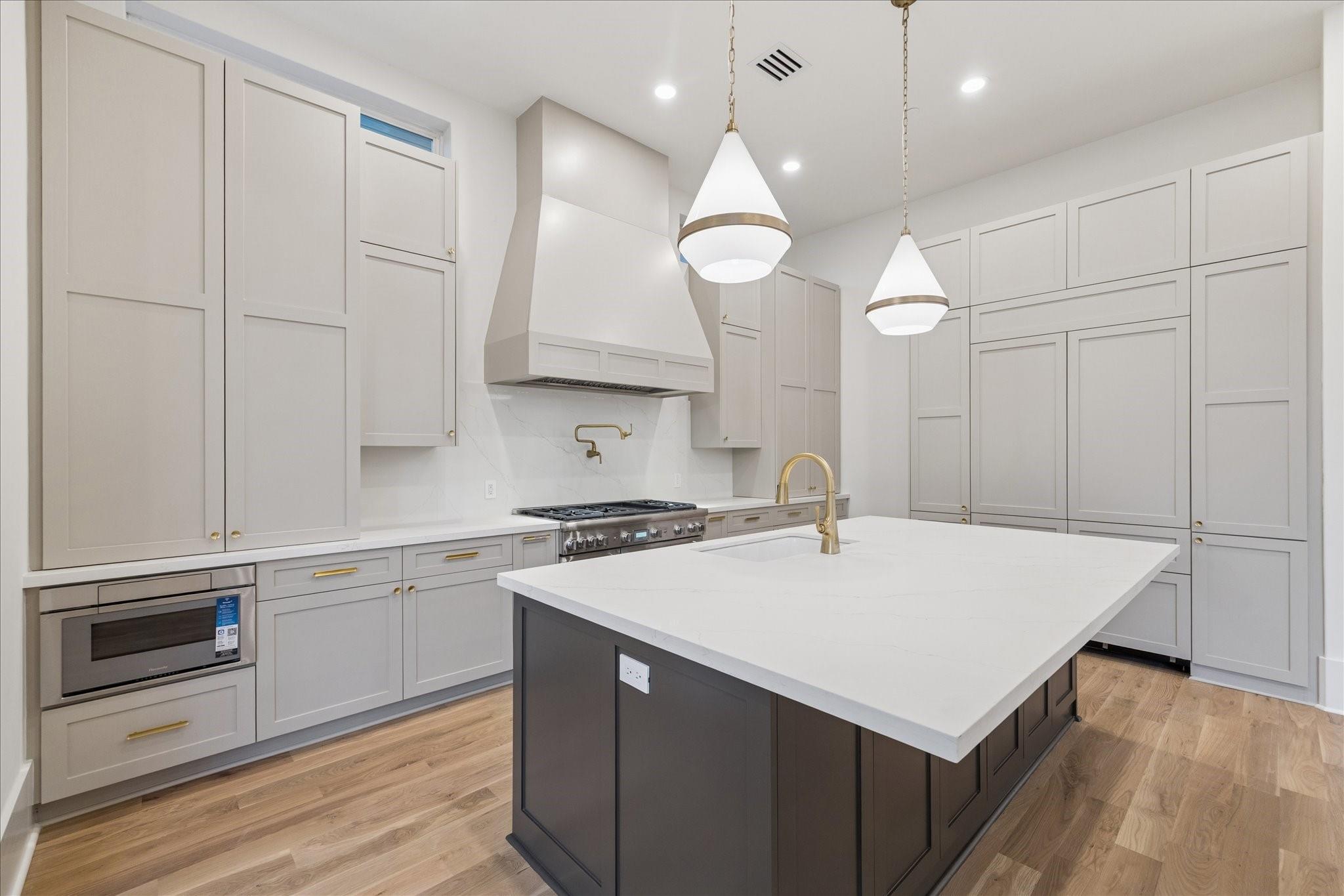 Bellaire, Texas, 77401, United States, 4 Bedrooms Bedrooms, ,6 BathroomsBathrooms,Residential,Pending,2001061