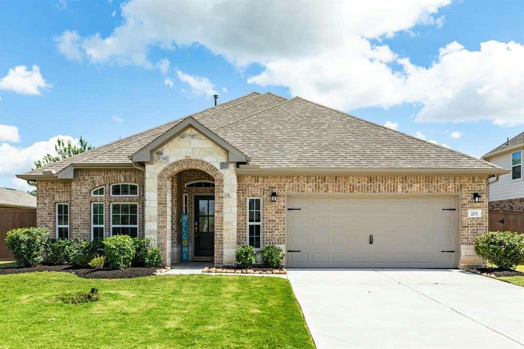 203 BENTWATER LN, CLUTE, TX 77531, photo 1 of 34