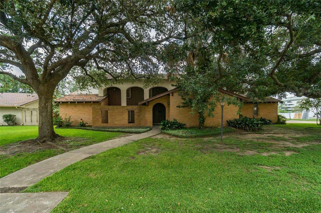 18210 NASSAU BAY DR, NASSAU BAY, TX 77058, photo 1 of 38