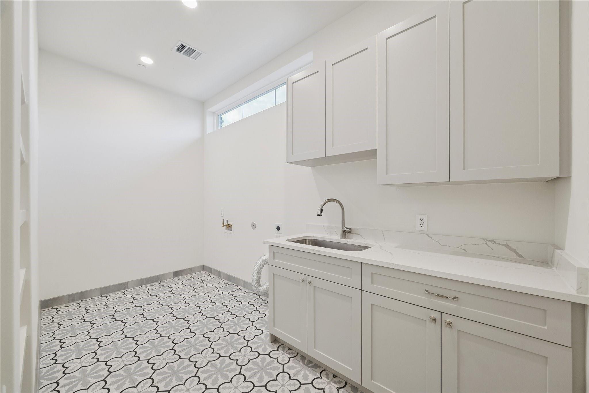 Bellaire, Texas, 77401, United States, 4 Bedrooms Bedrooms, ,6 BathroomsBathrooms,Residential,Pending,2001061