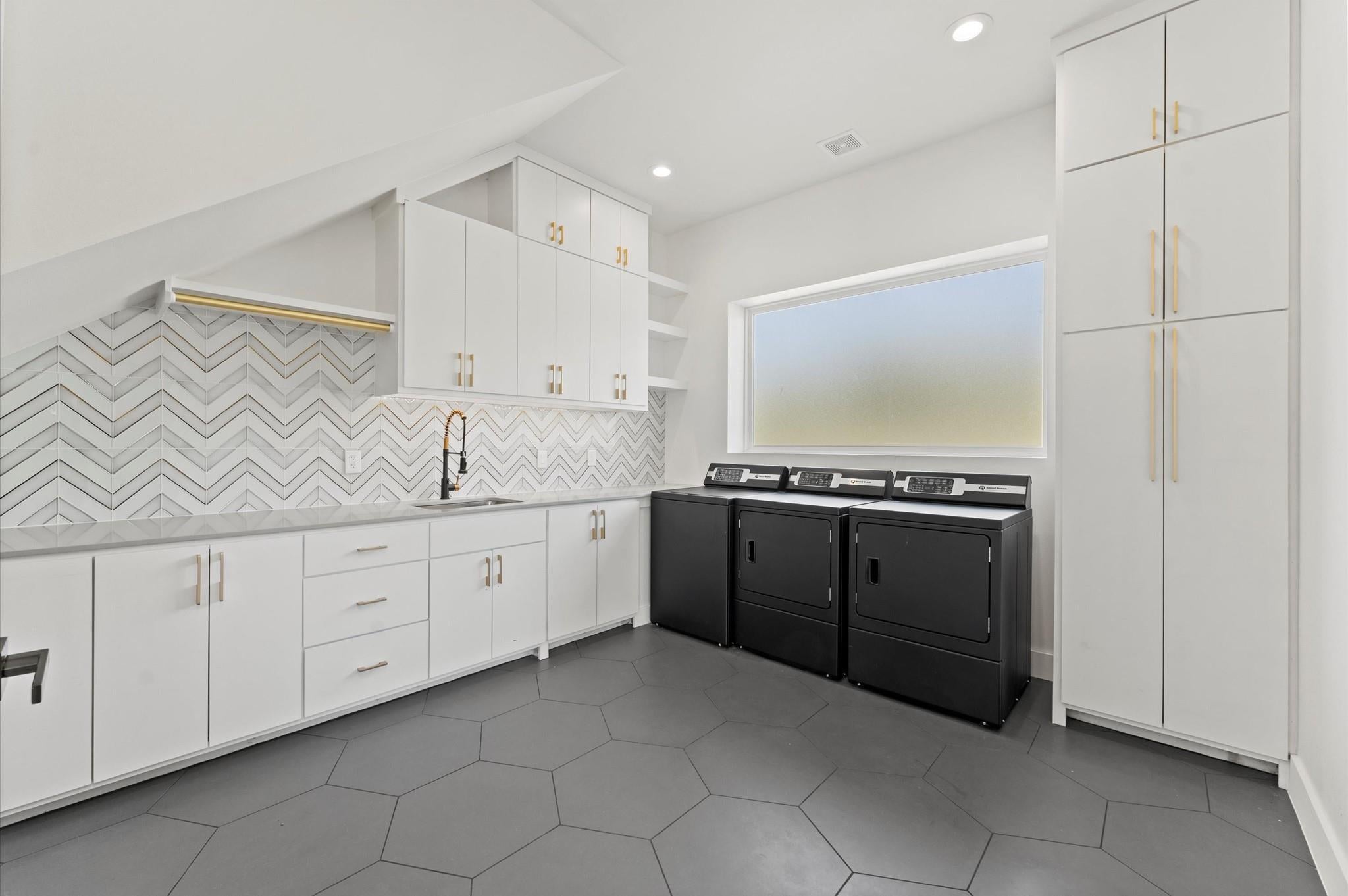 Montgomery, Texas, 77316, United States, 5 Bedrooms Bedrooms, ,7 BathroomsBathrooms,Residential,Active,1963409