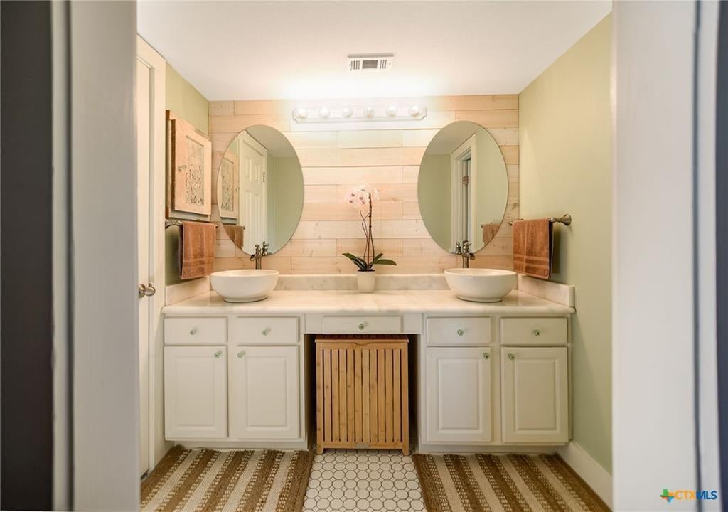 Port Lavaca, Texas, 77979, United States, 3 Bedrooms Bedrooms, ,3 BathroomsBathrooms,Residential,Active,1871222