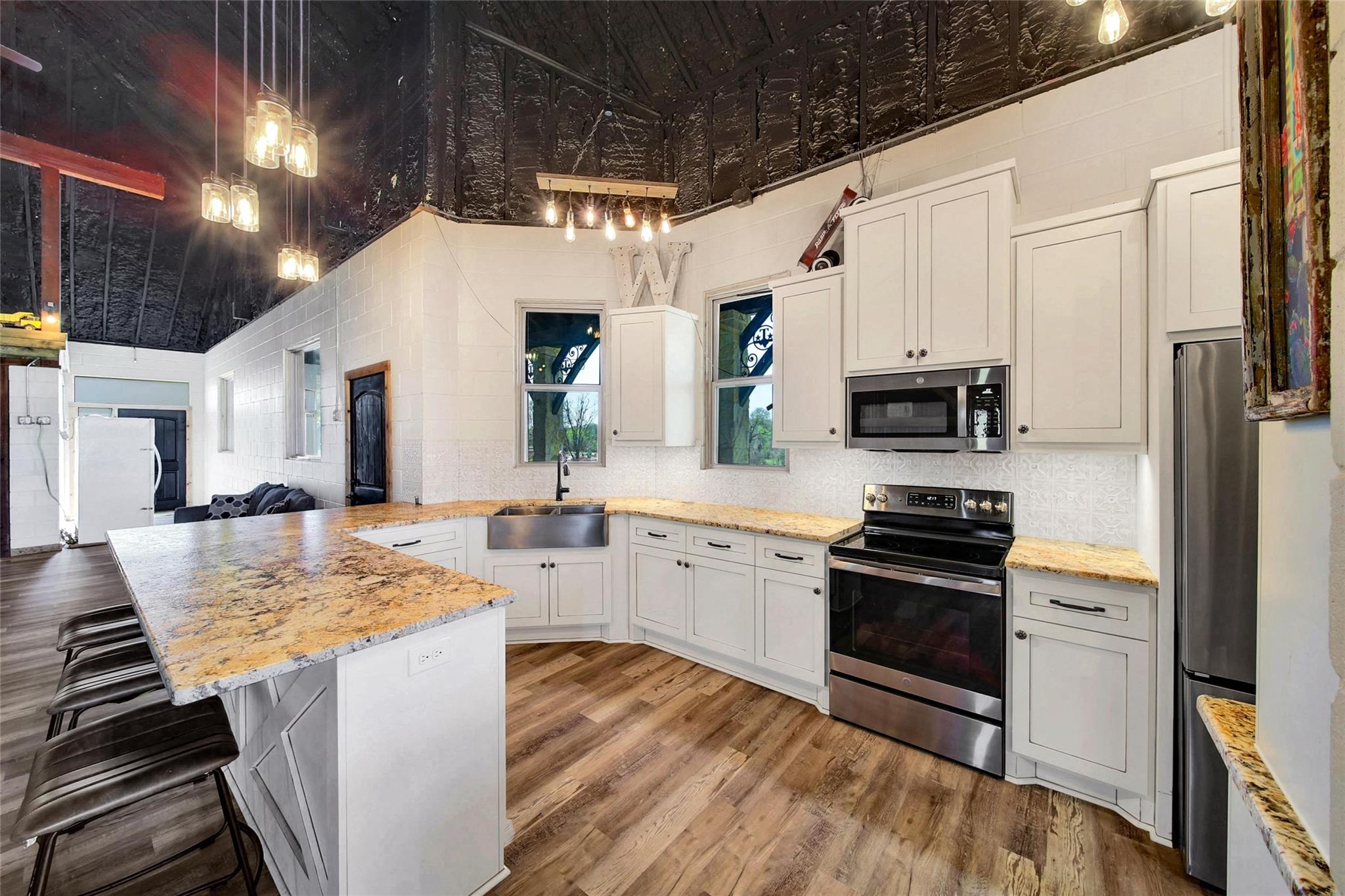 Montgomery, Texas, 77316, United States, 6 Bedrooms Bedrooms, ,6 BathroomsBathrooms,Residential,Active,1907981