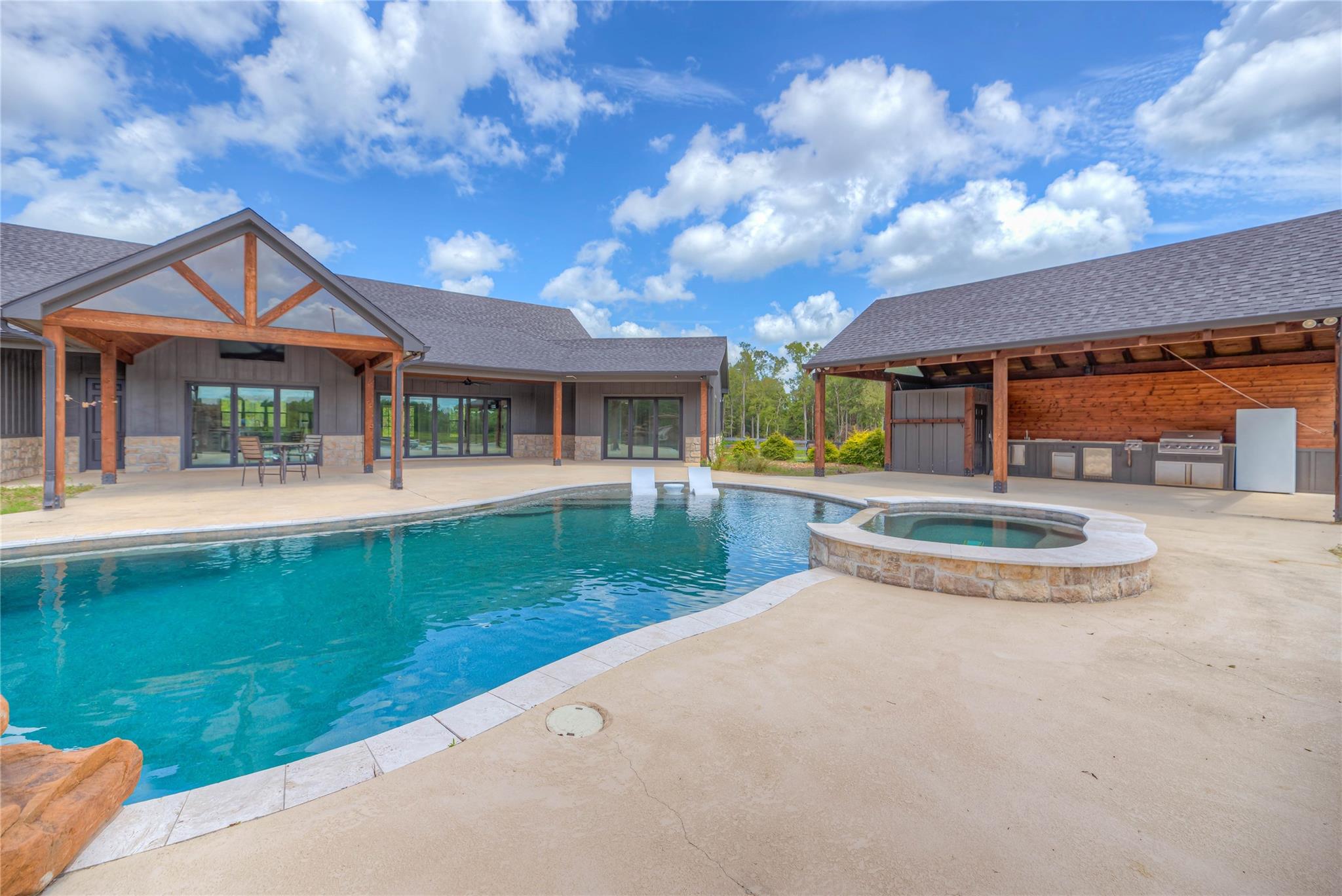 Livingston, Texas, 77351, United States, 5 Bedrooms Bedrooms, ,6 BathroomsBathrooms,Residential,Active,1905360