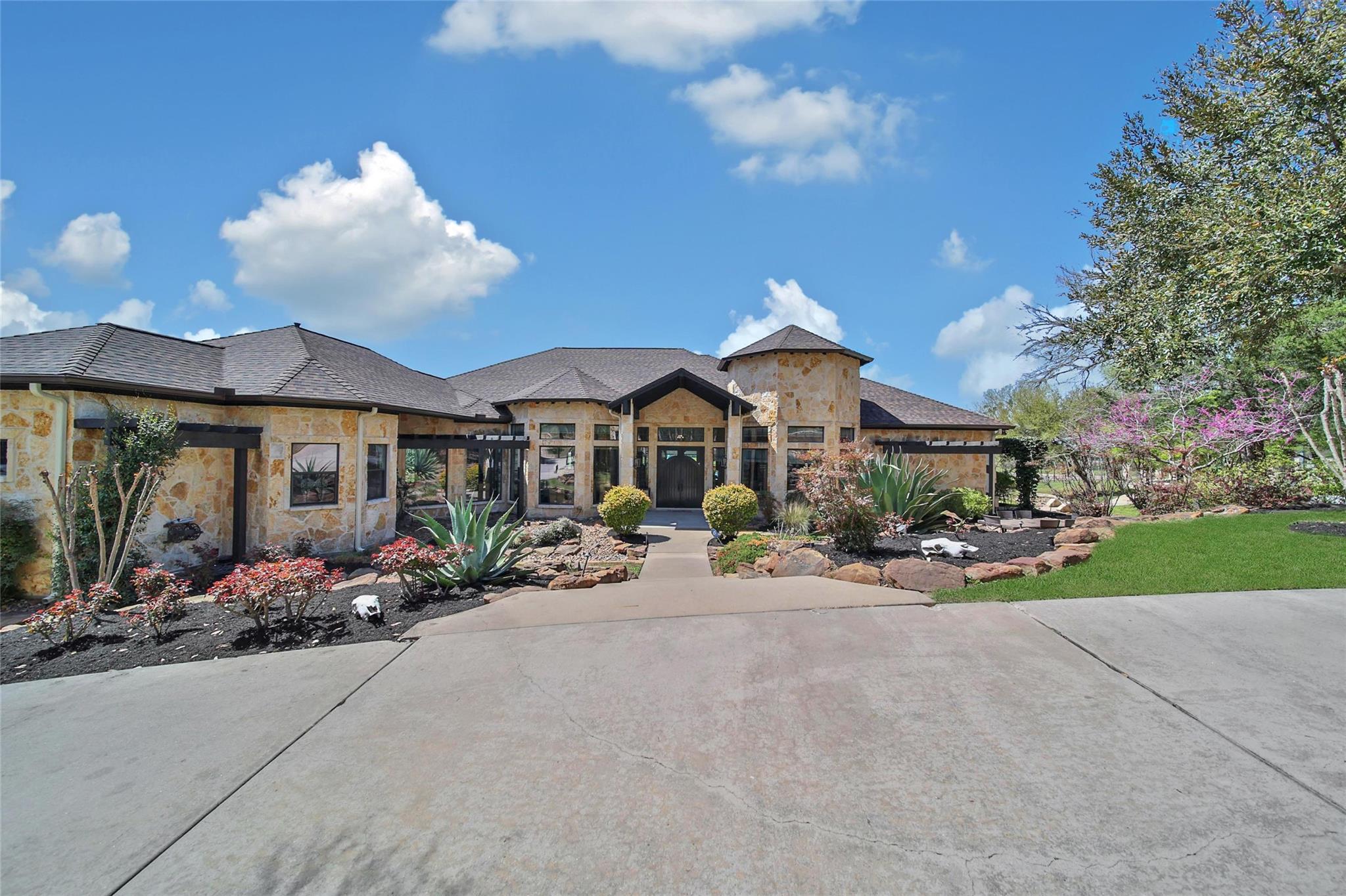 Montgomery, Texas, 77316, United States, 6 Bedrooms Bedrooms, ,6 BathroomsBathrooms,Residential,Active,1907981
