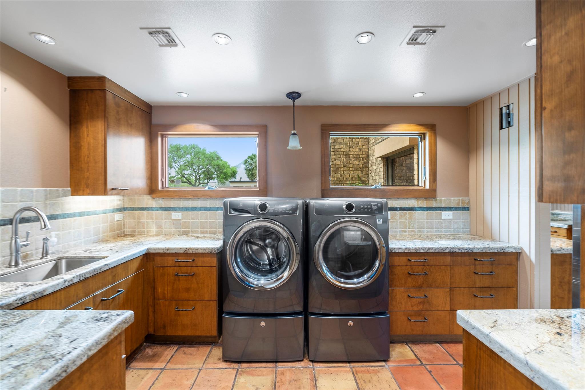 Galveston, Texas, 77550, United States, 4 Bedrooms Bedrooms, ,6 BathroomsBathrooms,Residential,Active,1905067