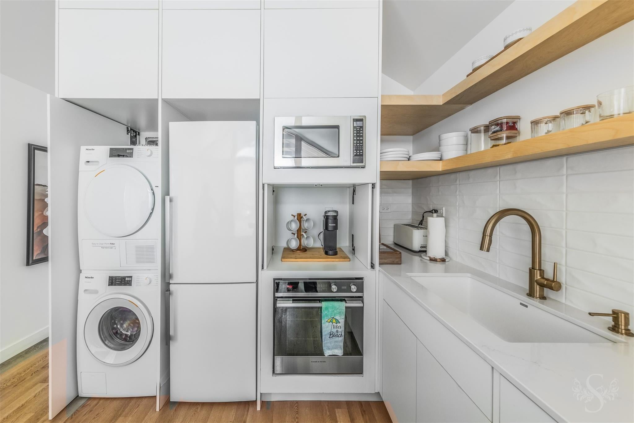 Galveston, Texas, 77550, United States, 4 Bedrooms Bedrooms, ,2 BathroomsBathrooms,Residential,Active,1885028