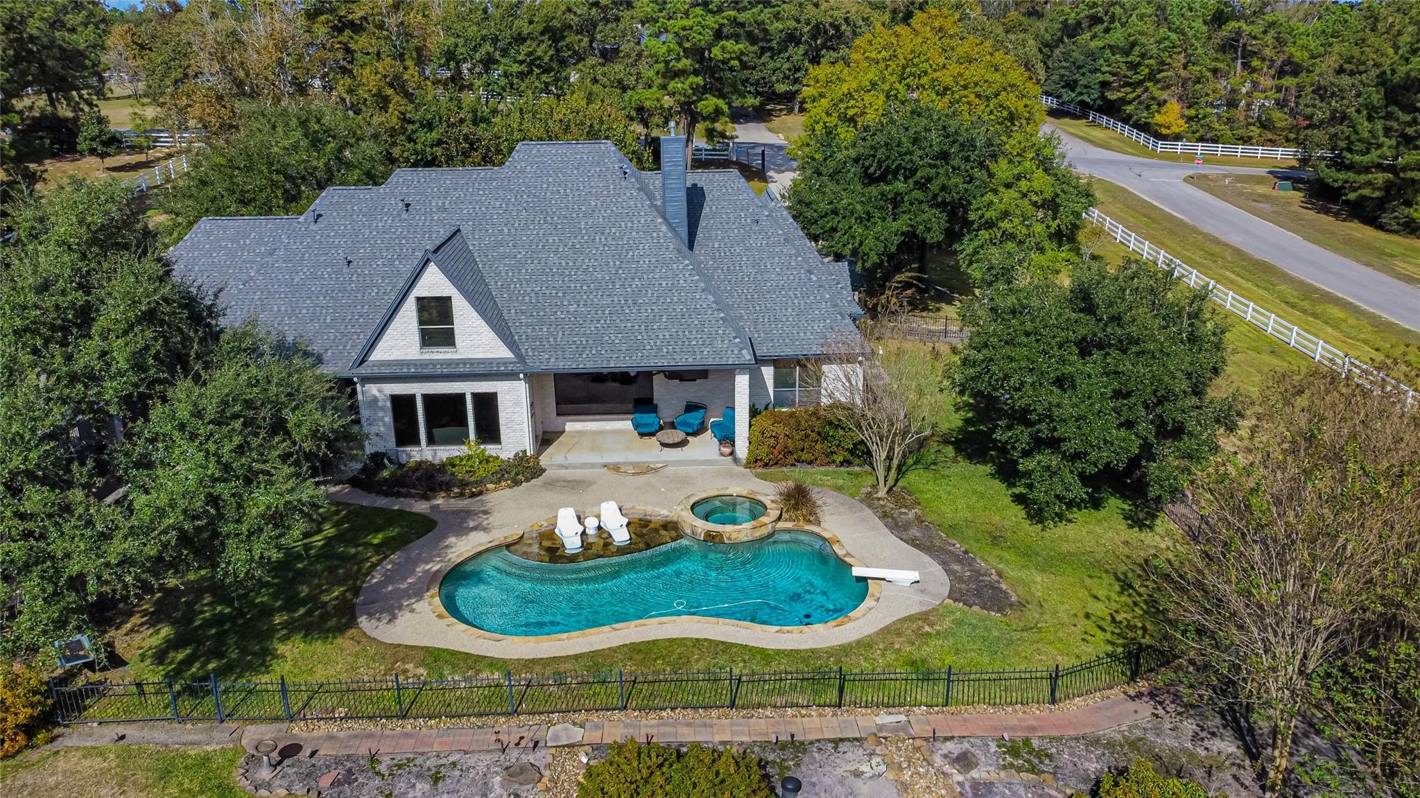 Montgomery, Texas, 77316, United States, 4 Bedrooms Bedrooms, ,7 BathroomsBathrooms,Residential,Active,1993945