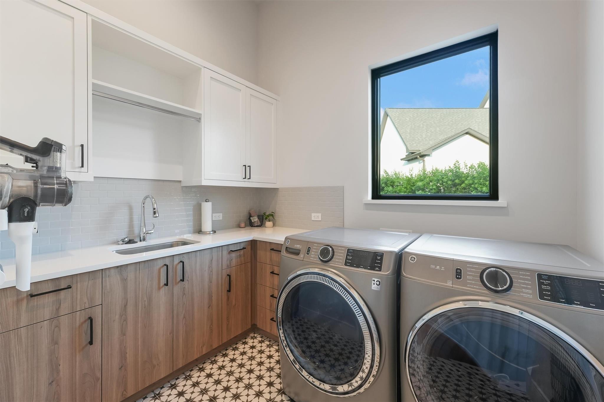 Montgomery, Texas, 77316, United States, 4 Bedrooms Bedrooms, ,6 BathroomsBathrooms,Residential,Active,1972157