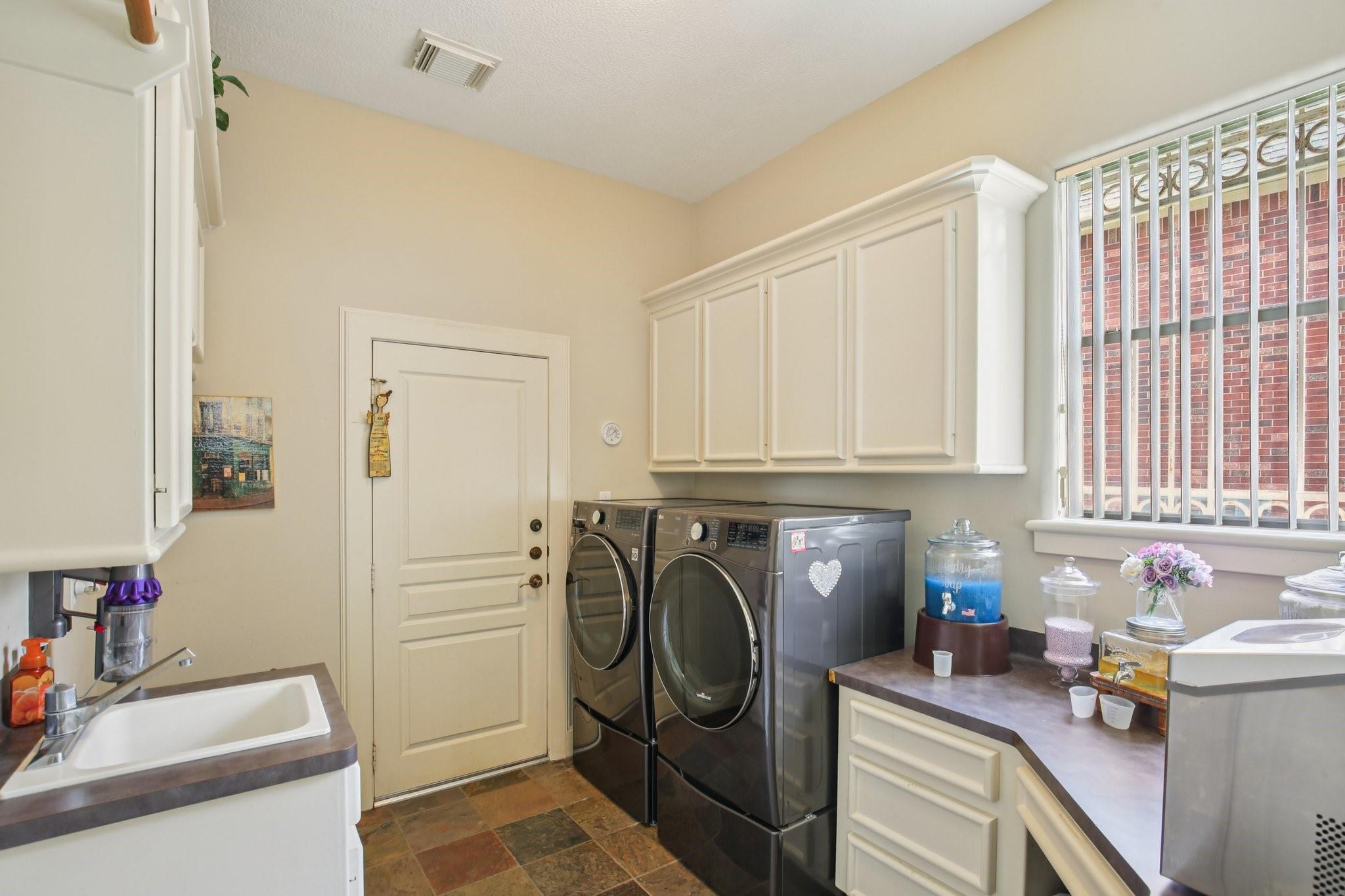 Montgomery, Texas, 77356, United States, 4 Bedrooms Bedrooms, ,5 BathroomsBathrooms,Residential,Active,1894542