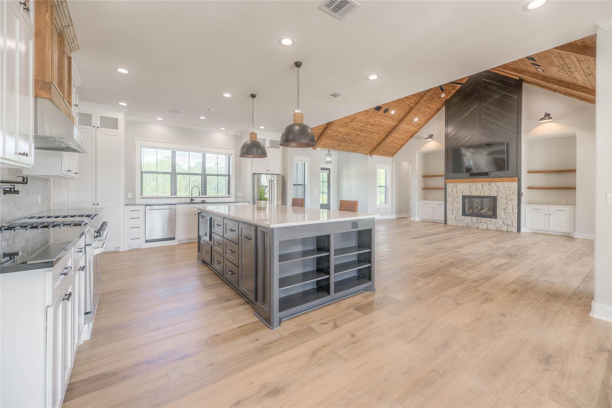 Livingston, Texas, 77351, United States, 5 Bedrooms Bedrooms, ,6 BathroomsBathrooms,Residential,Active,1905360