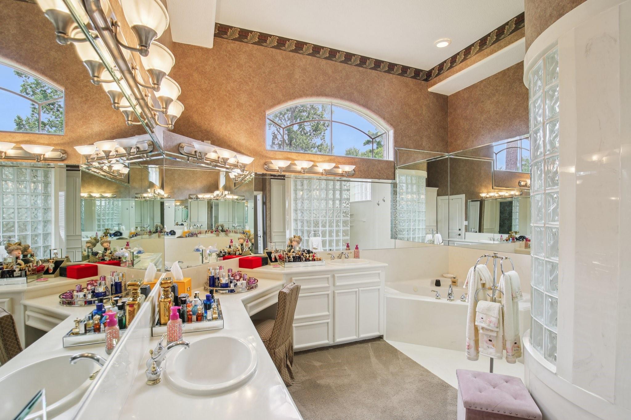Montgomery, Texas, 77356, United States, 4 Bedrooms Bedrooms, ,5 BathroomsBathrooms,Residential,Active,1894542