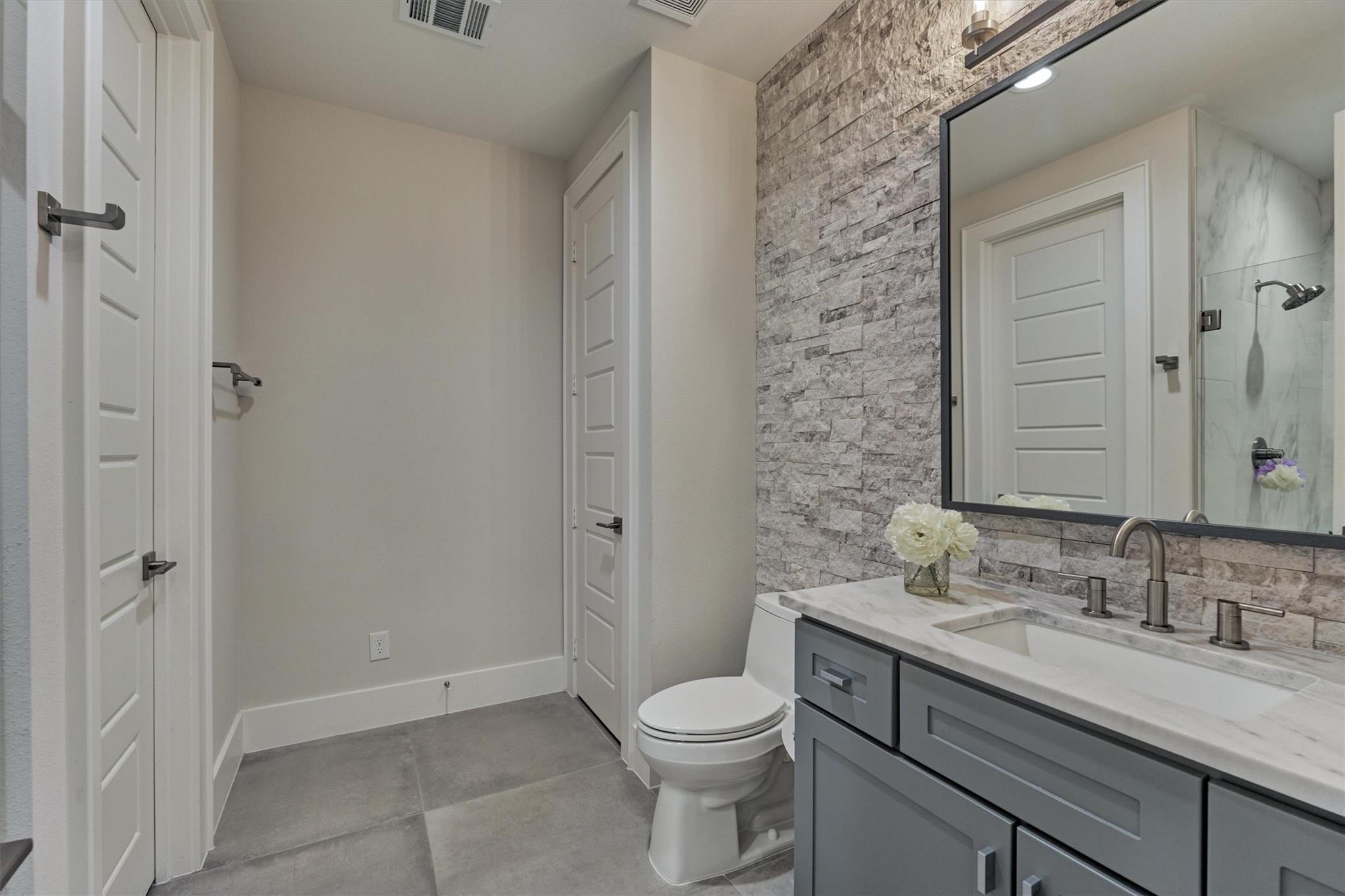 Montgomery, Texas, 77316, United States, 5 Bedrooms Bedrooms, ,8 BathroomsBathrooms,Residential,Active,1953008