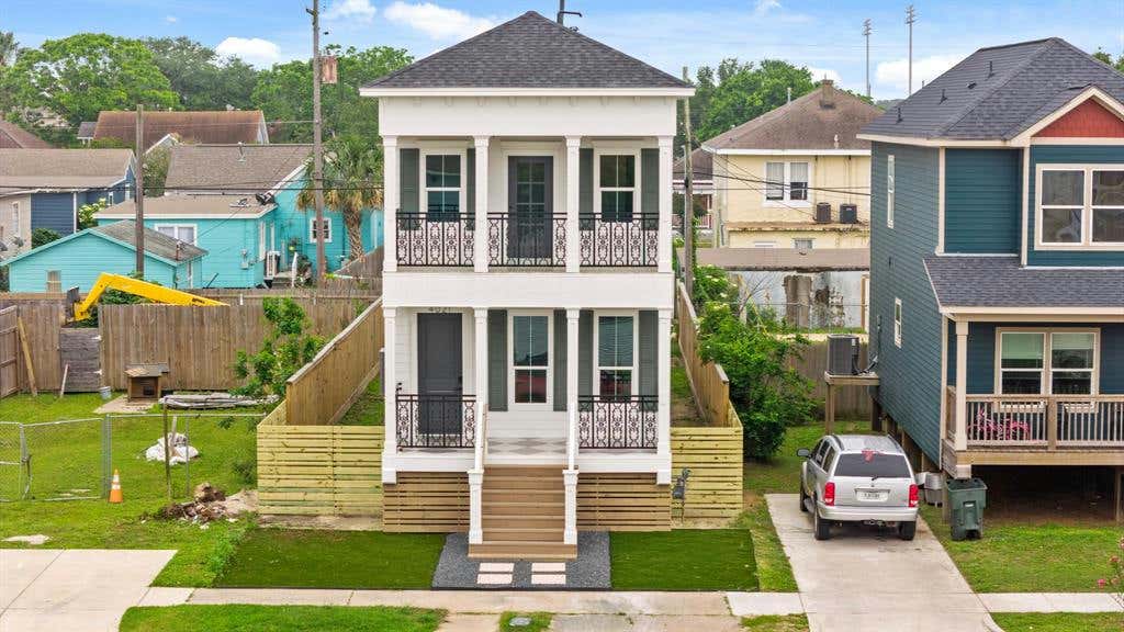 4021 AVENUE N 1/2, GALVESTON, TX 77550, photo 1 of 35