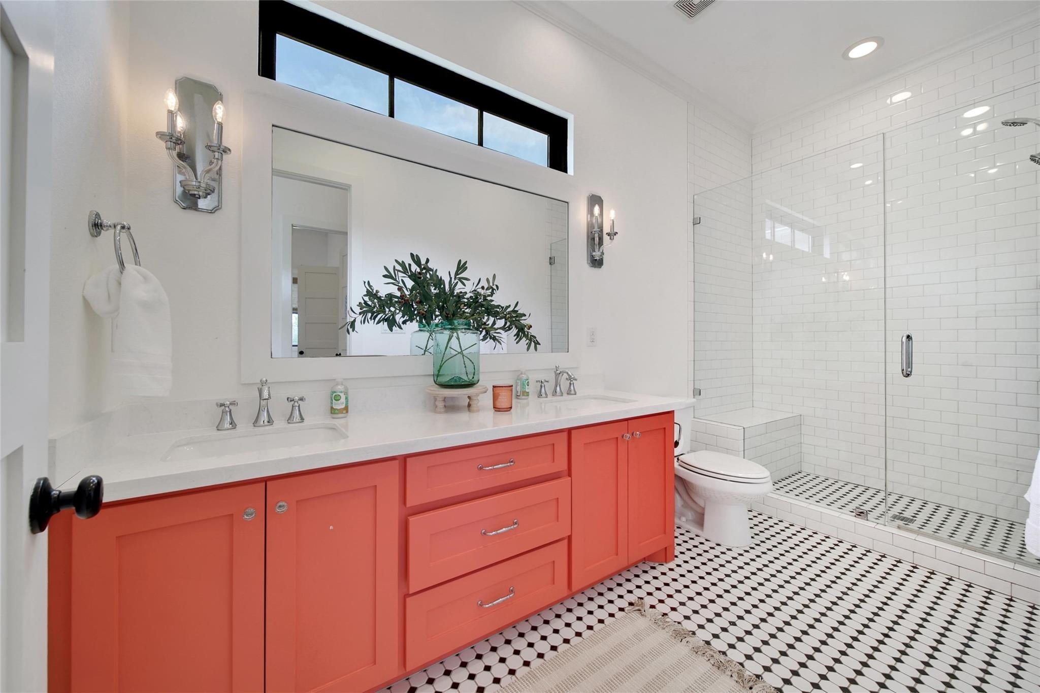 Montgomery, Texas, 77316, United States, 6 Bedrooms Bedrooms, ,8 BathroomsBathrooms,Residential,Active,1970955