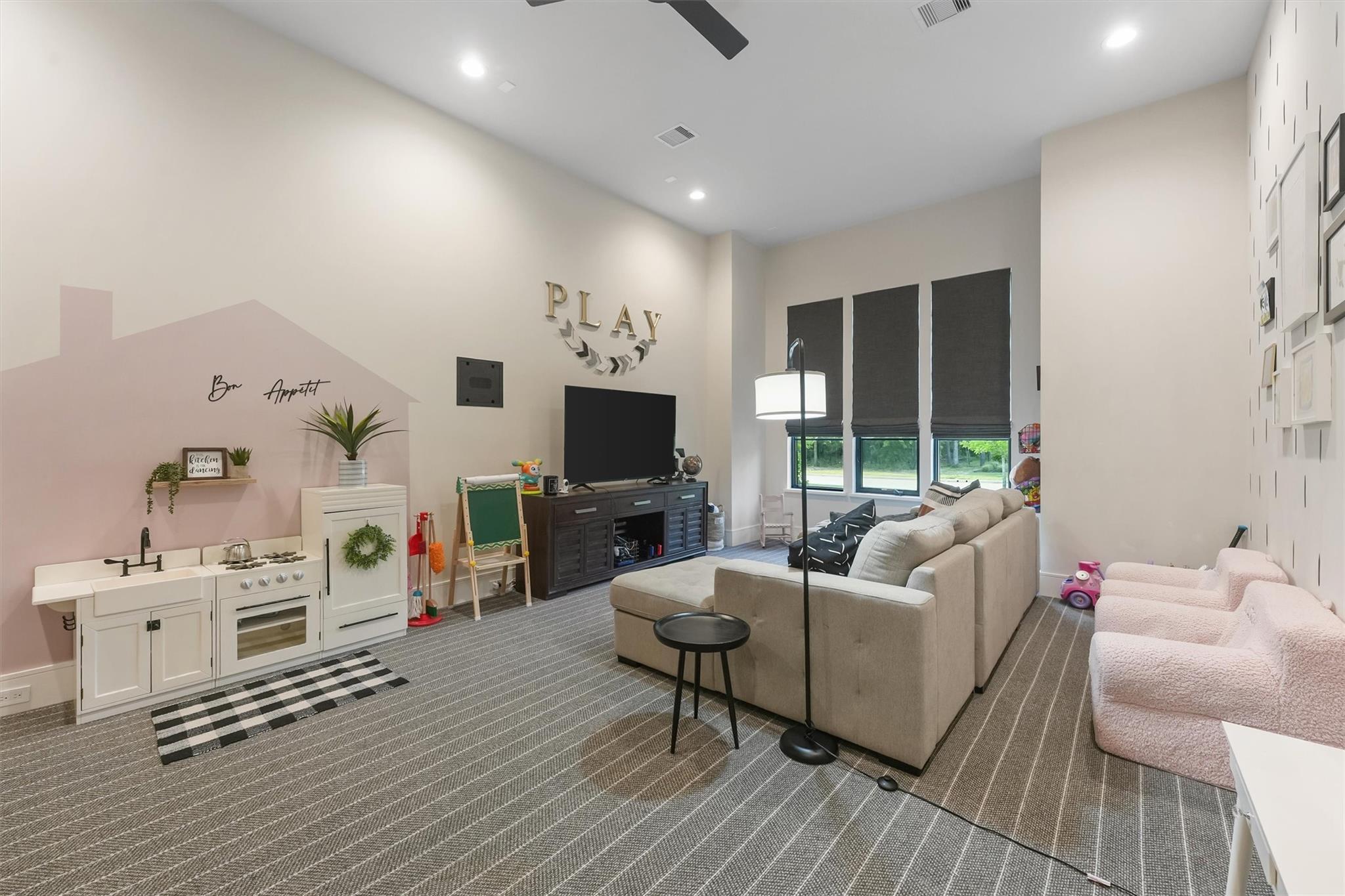 Montgomery, Texas, 77316, United States, 4 Bedrooms Bedrooms, ,6 BathroomsBathrooms,Residential,Active,1972157