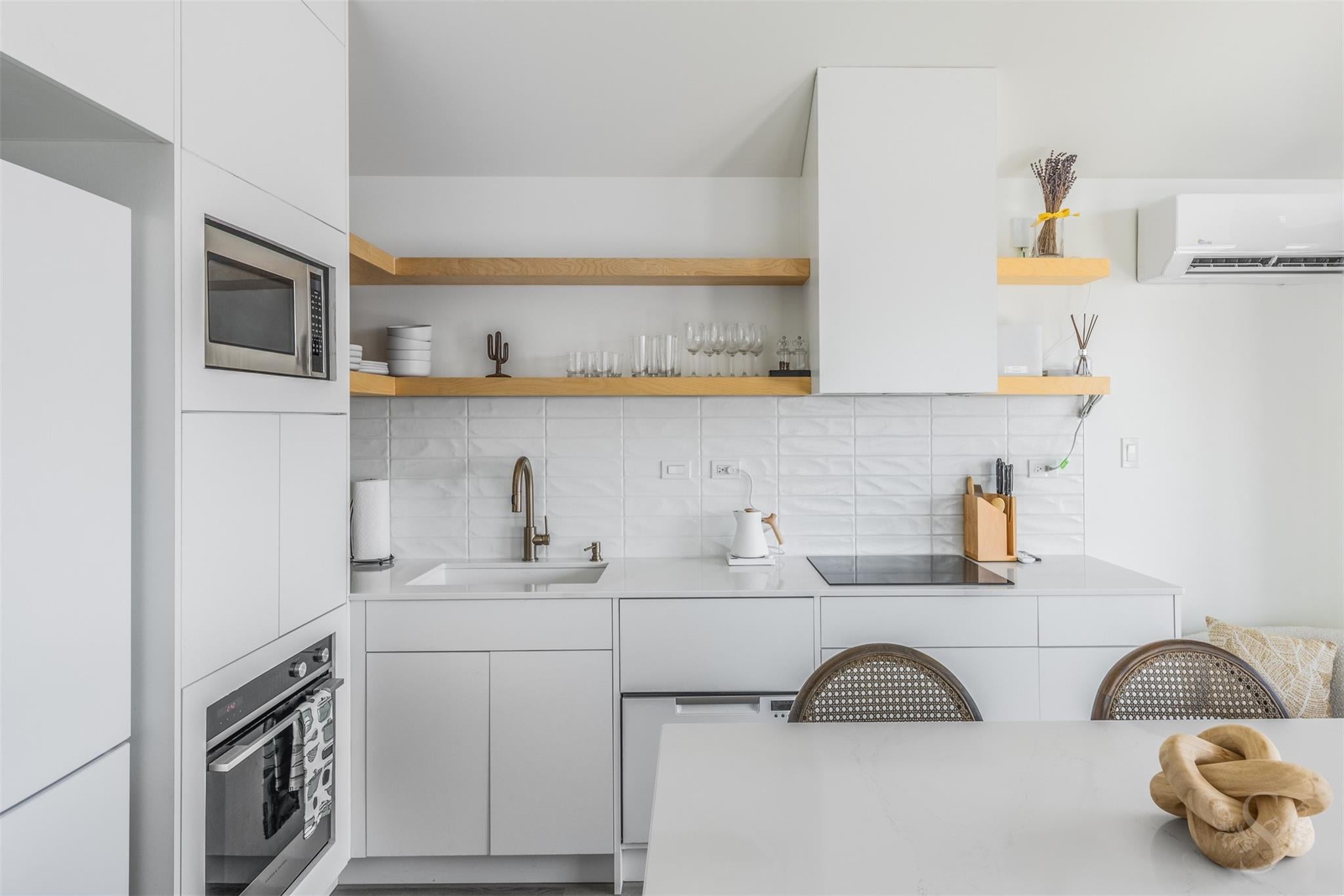 Galveston, Texas, 77550, United States, 4 Bedrooms Bedrooms, ,2 BathroomsBathrooms,Residential,Active,1885028