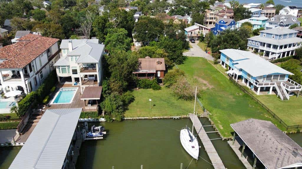 205 BLUE POINT RD, CLEAR LAKE SHORES, TX 77565, photo 1 of 19