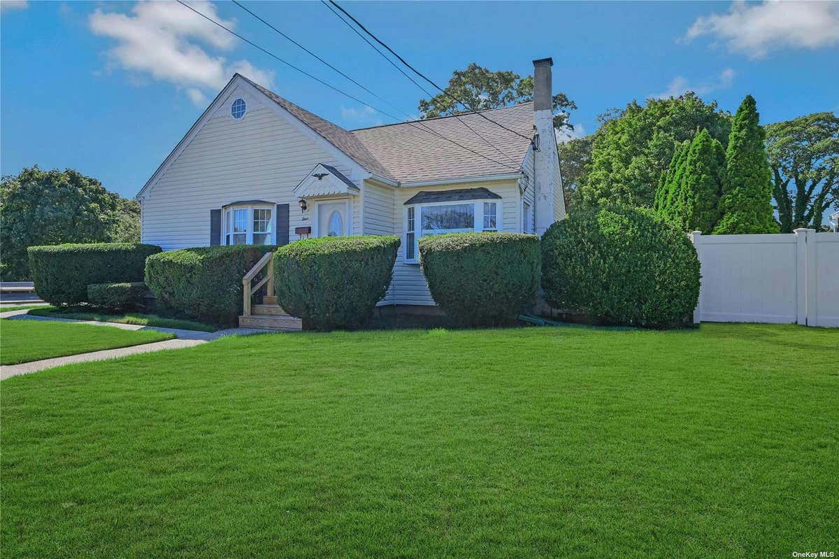 4 PERRY PL, PATCHOGUE, NY 11772, photo 1 of 20