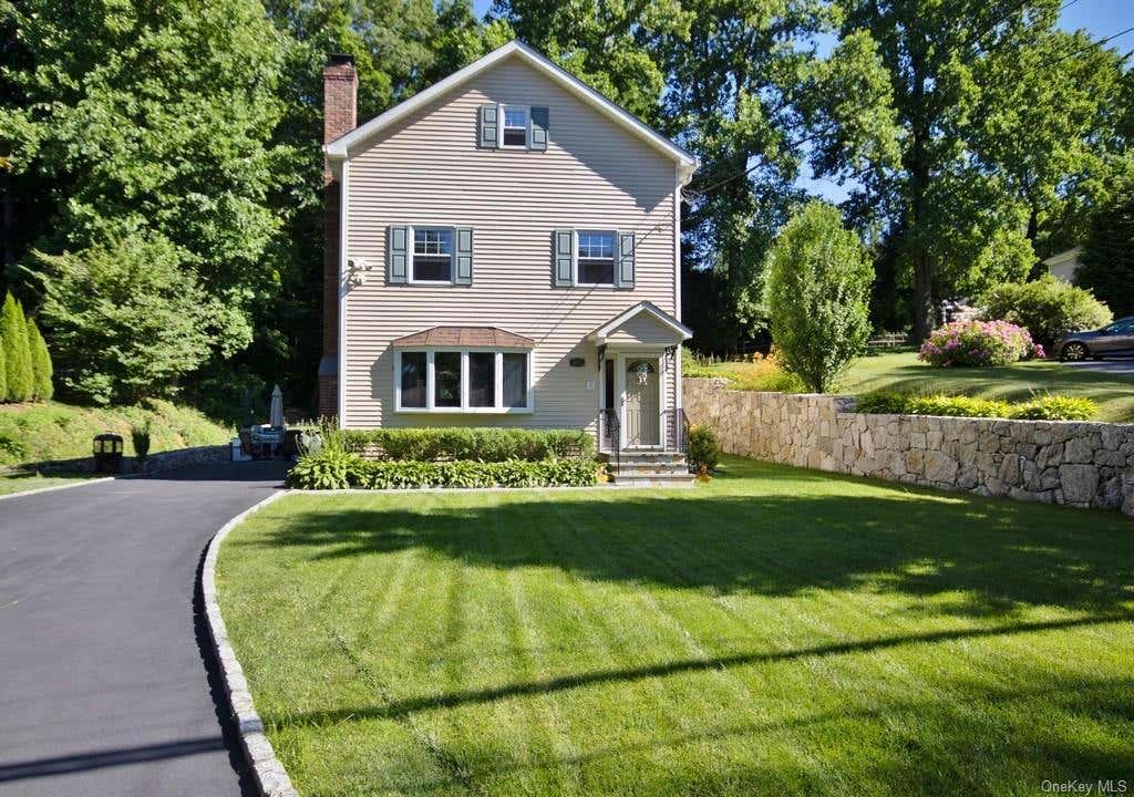 689 WASHINGTON AVE, PLEASANTVILLE, NY 10570, photo 1 of 32