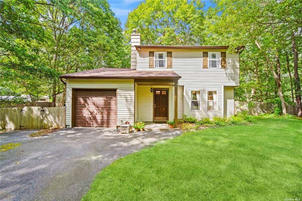 32 GOLF CLUB CIR, MANORVILLE, NY 11949 - Image 1