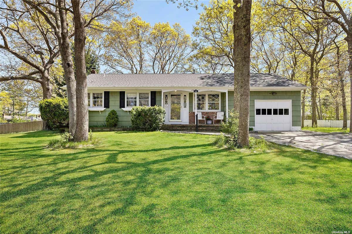 123 W TIANA RD, HAMPTON BAYS, NY 11946, photo 1 of 20