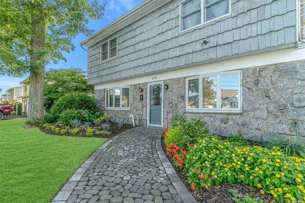 208 IRISH LN, ISLIP TERRACE, NY 11752 - Image 1