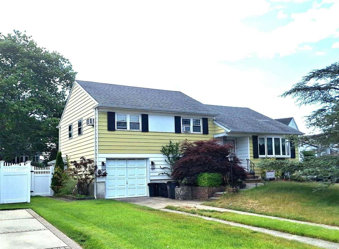 3621 REGENT LN, WANTAGH, NY 11793, photo 1 of 2