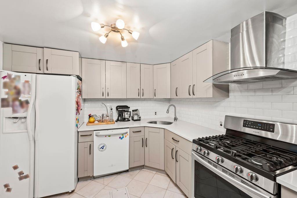 Brooklyn, New York, 11204, United States, 10 Bedrooms Bedrooms, ,6 BathroomsBathrooms,Residential,Active,1710730